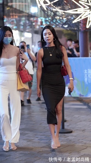时尚穿搭|街拍美女:中年女性的时尚穿搭,黑色包臀裙也能展示好气质,迷人魅力无处藏