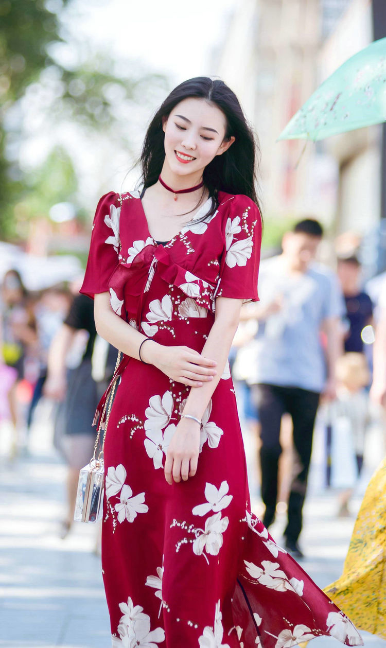 街拍:气质端庄典雅的姑娘,淡红色连衣裙简约又显落落大方