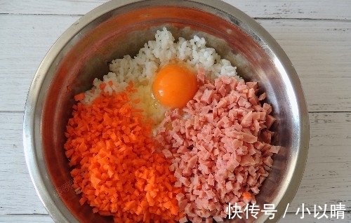 丸子|剩米饭新做法，既是早餐，也是零食，上桌就被抢光，比蛋炒饭好吃