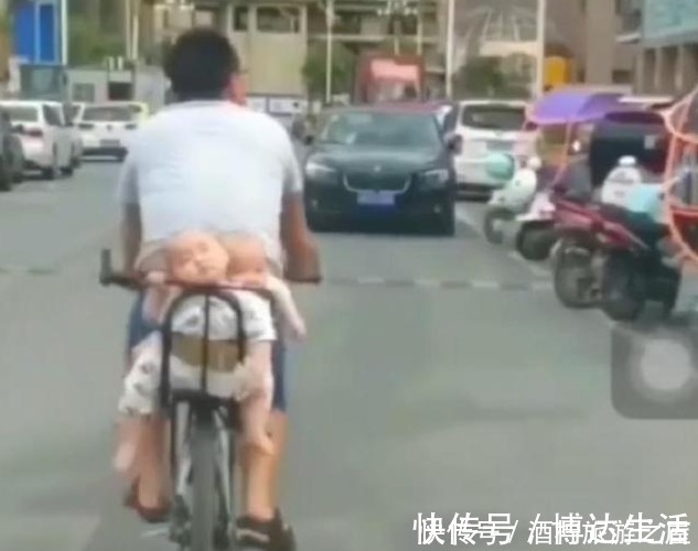 小孩|爸爸骑自行车带双胞胎,宝宝们在后座打瞌睡,妈妈笑称活着就好