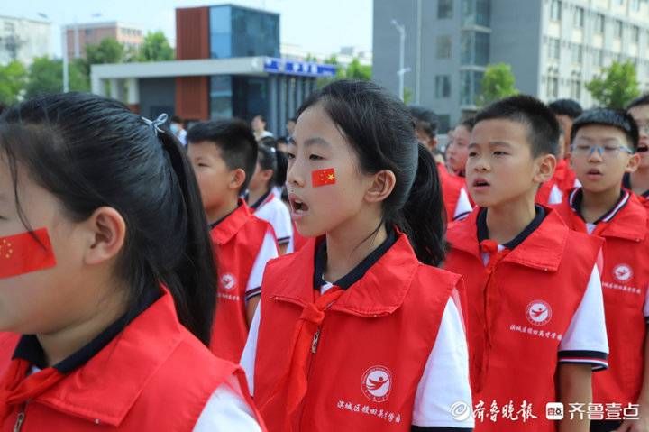 强国|授田英才学园：手绘板报勾勒出老师们无言的守护