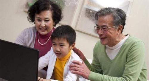 父母|“最嫩外婆”走红,产房外抱外孙,网友:宝妈刚出产房就走了