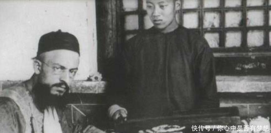 流放|清末民初罕见照片,洋人一顿饭点八个菜,图四犯人被牵着辫子流放