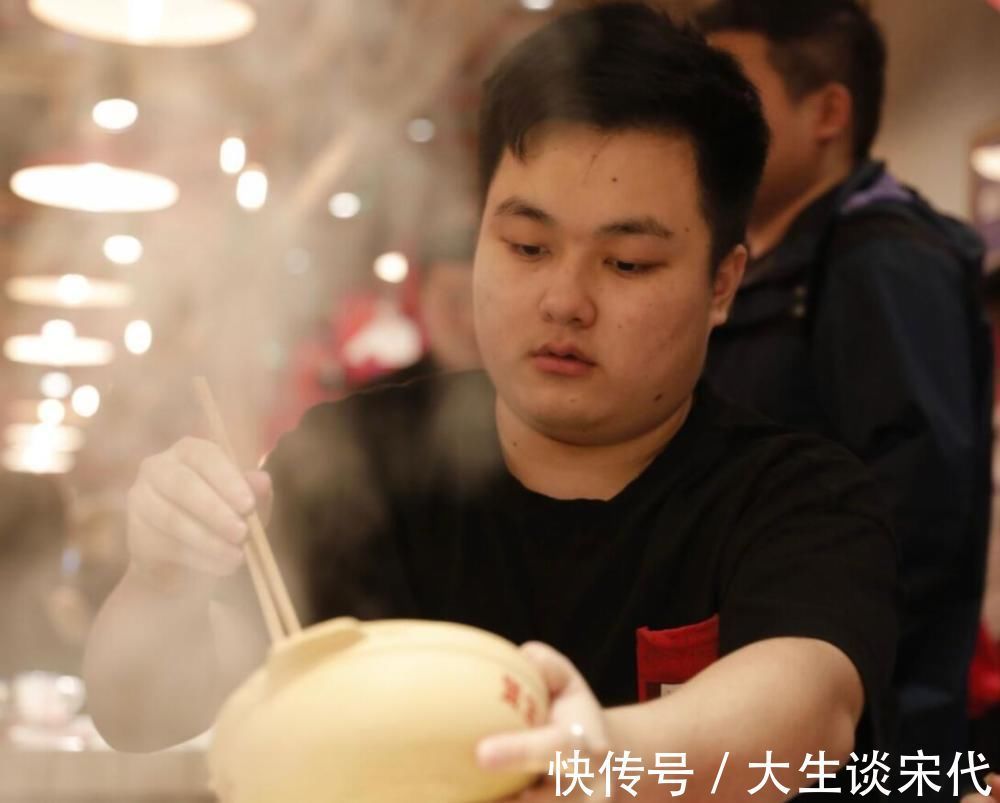 天霸奪冠陳赫請吃大餐，現(xiàn)場合影照曝光，陳赫站的位置有點尷尬！