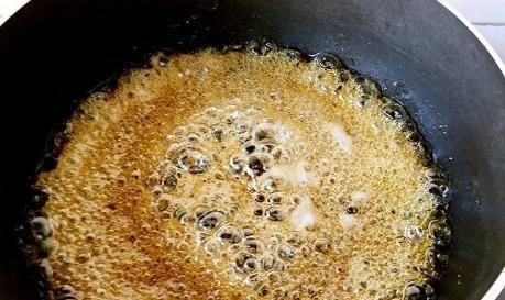 在家自制沙琪玛,1碗面粉3个鸡蛋,一揉一切一炸,香甜蓬松酥脆