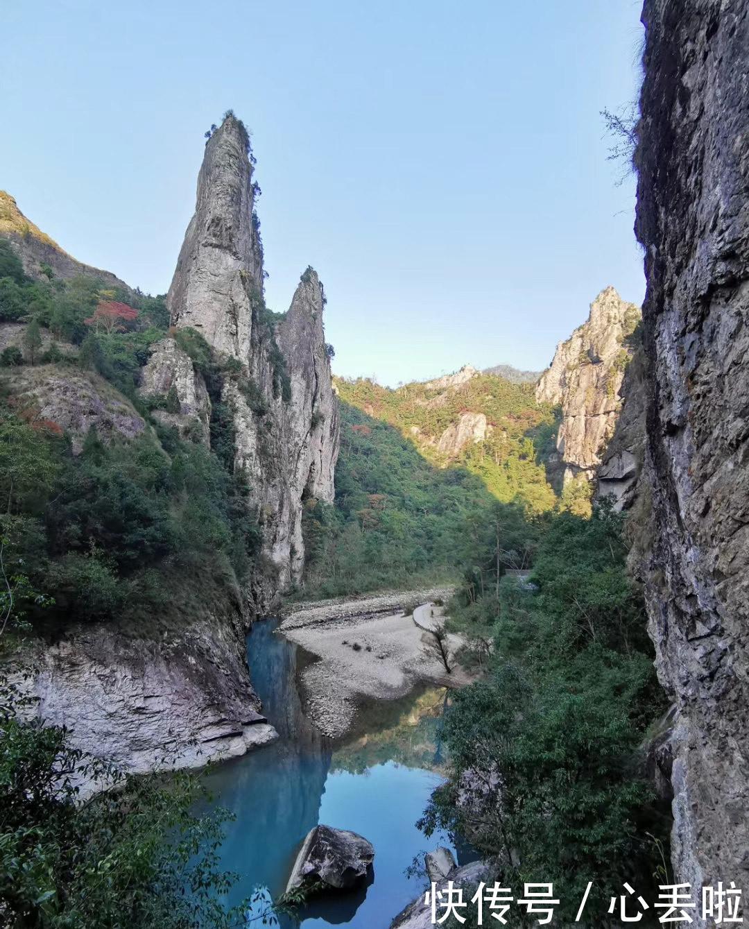 獅子巖景區位於浙江省永嘉縣境內,是大楠溪江重要的景觀.