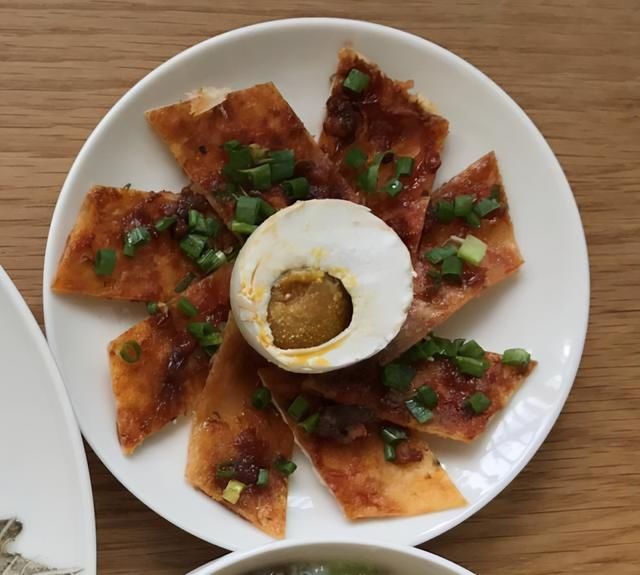 冬日暖暖的早餐:酱香饼、咸鸭蛋,搭配香菇瘦肉粥