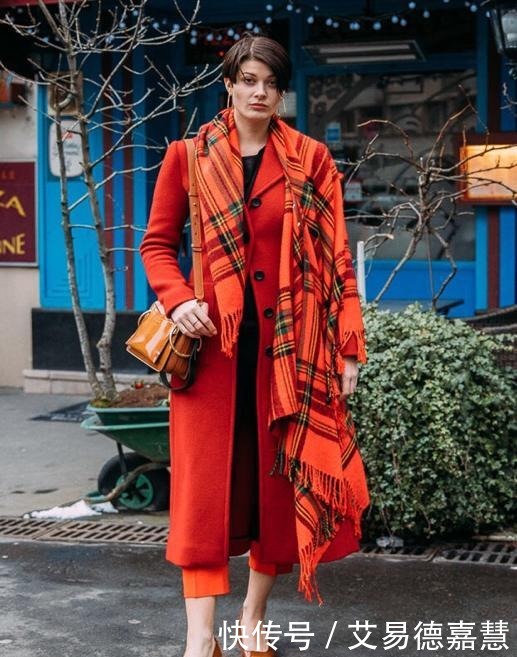 女人|女人过了45岁,买大衣尽量避开这4种廉价色,俗气显老谁穿谁丑