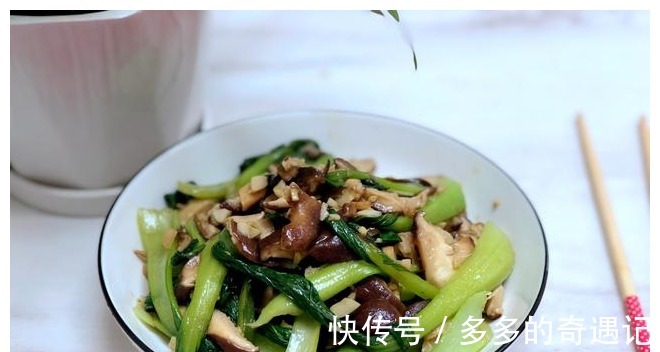 香菇|秋天遇到这种小油菜别错过，北方农村才卖1元1斤，鲜嫩水灵正当！