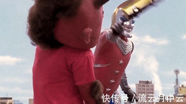哉阿斯|最另类的奥特曼,用汽车砸怪兽,网友这算奥特曼