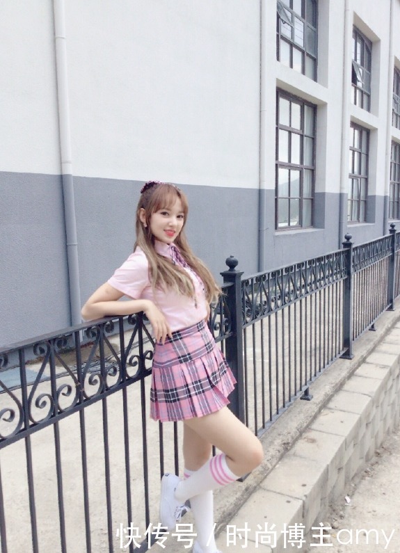 看起来|牛仔裤穿出“新花样”?腰部系带成潮流,腰不够细驾驭不起