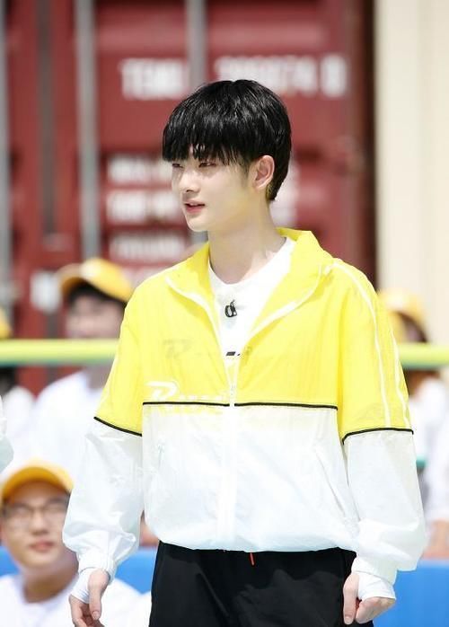 一瞬|上《跑男》不让染发，注意周震南咋掩盖金发的掉水里一瞬笑翻了