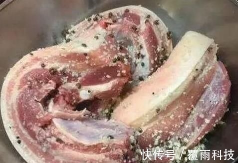 腌腊肉时，只加盐是不行的，有了这两味料，腊肉才咸香入味更好吃