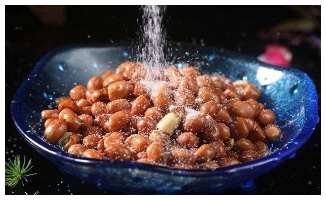 炸花生米时,有人热油、有人凉油全不对!教你正确做法,太香了