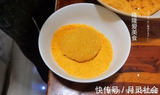 红薯配上糯米粉,无需高超的烹饪技巧,做出让孩子赞不绝口红薯饼