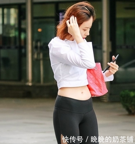 紧身打底裤富有气质感的装扮,吸引街头路人的目光