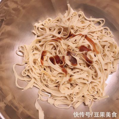 我经常做凉拌豆腐丝，家人都爱吃，婆婆夸我聪明又贤惠