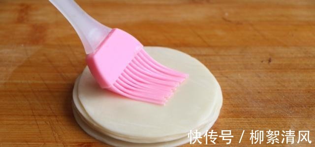 饺子皮|春饼的懒人做法，不烫面不揉面，10分钟做一摞，张张薄如蝉翼！