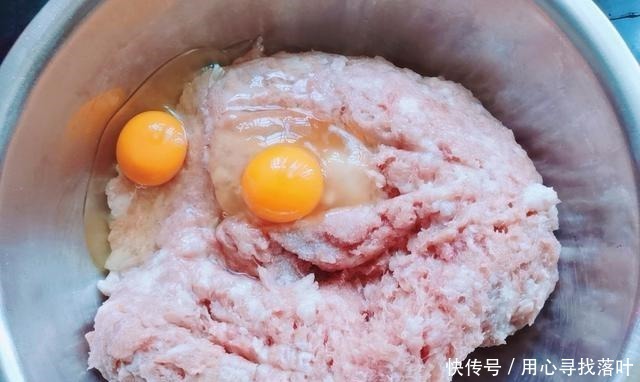 拌饺子馅的第一步是先放油或水,许多人在第一步就错了