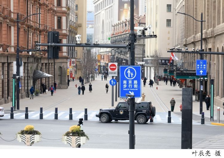 寒潮威力初显,今天最高温度仅-3.3℃,有人裹成“肉粽”,有人在外滩拍婚纱照