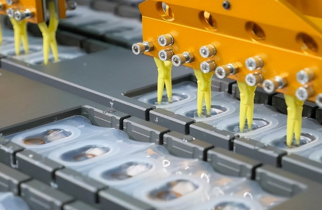 国产品牌|有人成本仅7元,一年卖百亿,资本追逐的美瞳是风口还是泡沫?