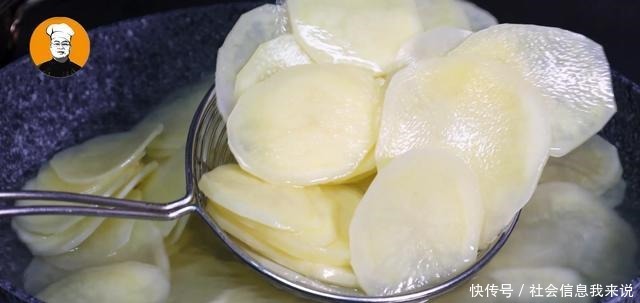 在家|想吃薯片教你在家做,2块钱能做一大盘,又香又脆,比买的还好吃