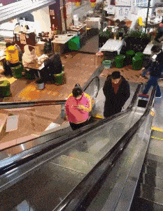 |搞笑GIF现在这时代交个朋友怎么就那么难呢?