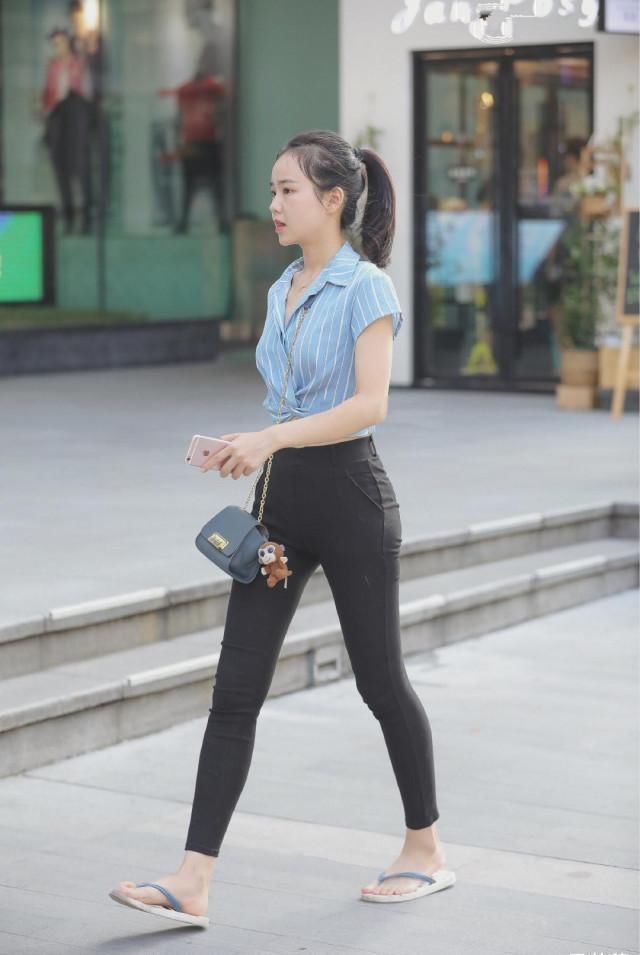 穿衬衫配蝴蝶结,却踩个这样的鞋子,是种另类的时尚