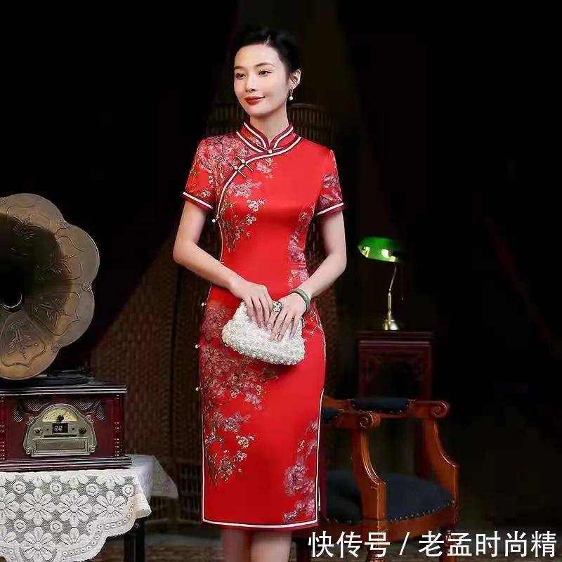 时髦|女人一生总要穿一次“旗袍”,今年流行的是这件,时髦显瘦又优雅