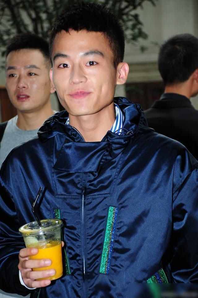 快乐女声|快男现状,华晨宇成巨星,欧豪票房百亿,他却落魄到回家摆地摊