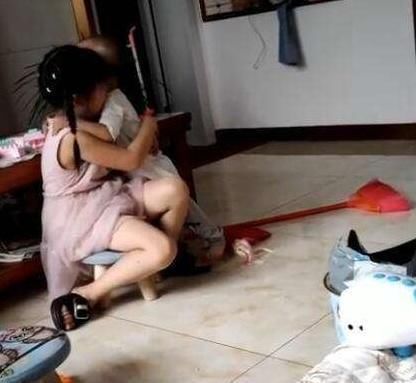 哥哥|哥哥亲近刚出生的妹妹,妹妹就莫名哭泣,妈妈打开襁褓脸都变白了