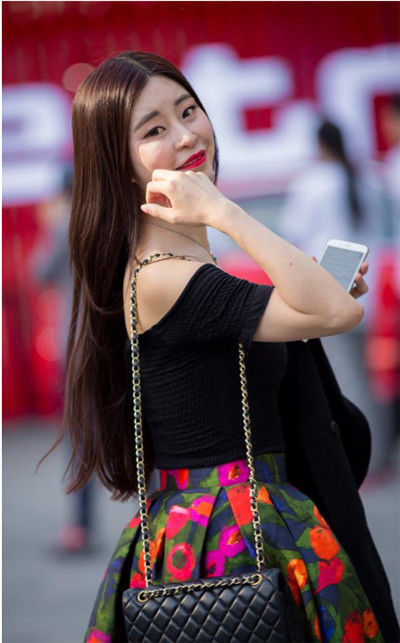 印花|黑色露肩装+印花短裙的长发美女,靓丽又显大气