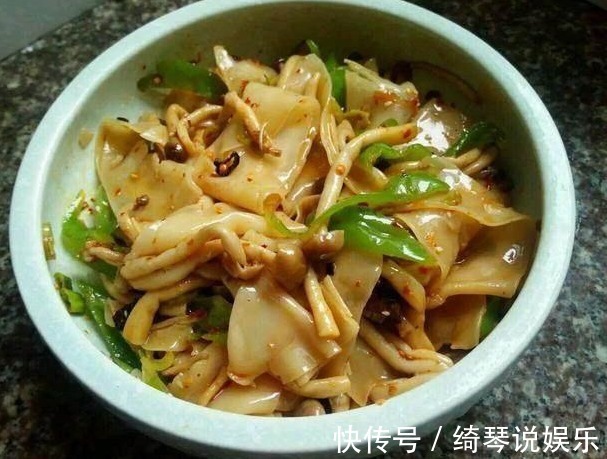 饺子皮|饺子皮做的这道美食，比饺子还好吃，再也不用担心剩饺子皮了