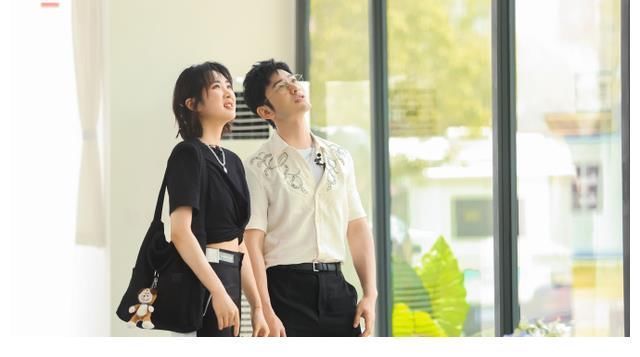 《中餐厅5》明星首期造型出炉，黄晓明比年小15岁的龚俊还嫩？