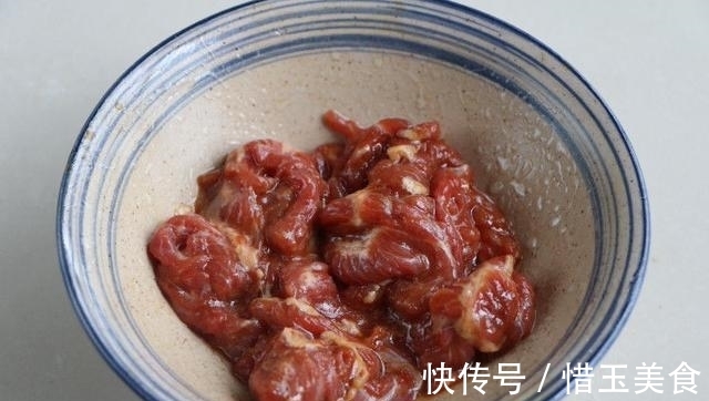 小葱|牛肉炒哪种蘑菇好？试试双孢菇，尤其适合冬天给小孩吃