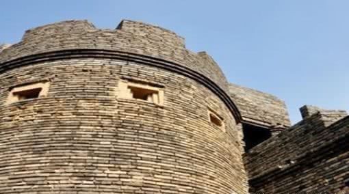 电线|抗战时，日本炮楼的探照灯靠什么供电，自己扯电线吗？