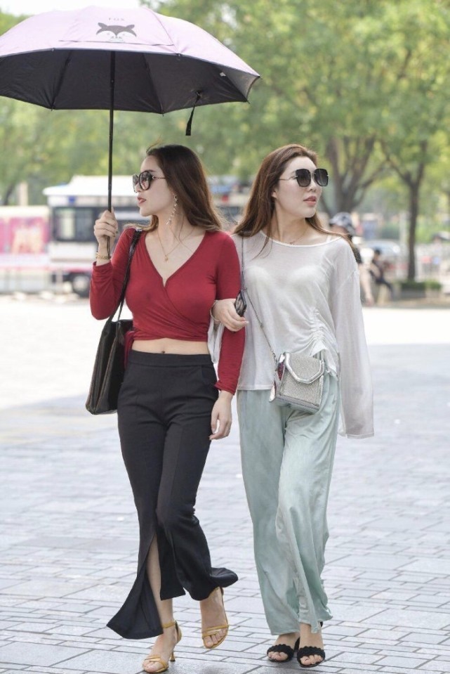 白色冰丝圆领抽绳上衣搭配青色长裤,清新自然,时尚优雅