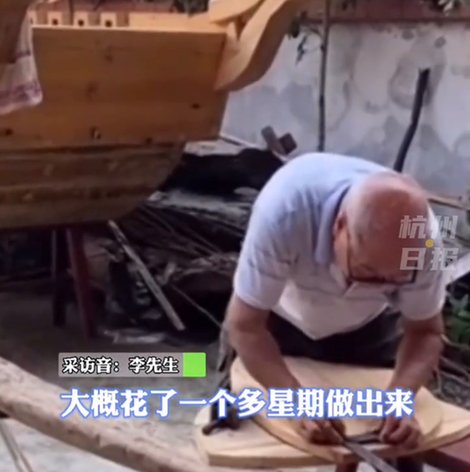 木匠|实力宠孙！木匠爷爷为孙子做木制螃蟹车，孩子抢着玩