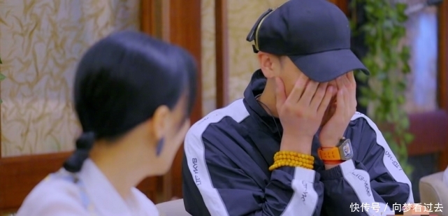 黄子韬 萌探团吃饭沟通感情时,唯独杨紫“不在状态”,怕是忘了有镜头