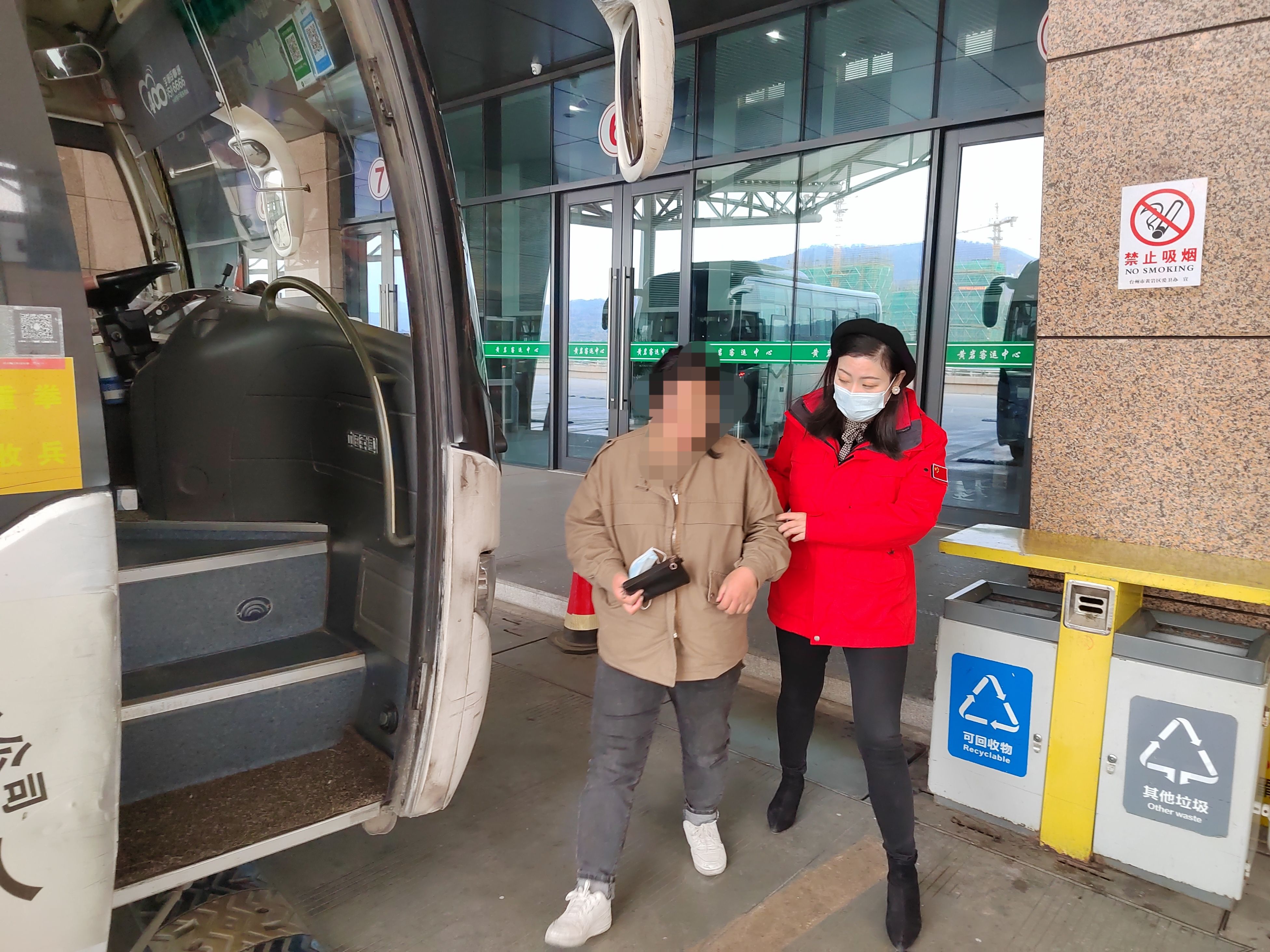李宏伟|黄岩客运中心内旅客突发癫痫众人合力暖心救助