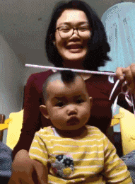 |搞笑段子王: 阿姨,分给其他人一点嘛,这么大一只你吃得完吗?