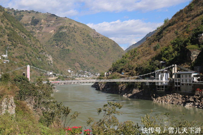 怒江峡谷内素有，十里不同天，万物在一山，之说