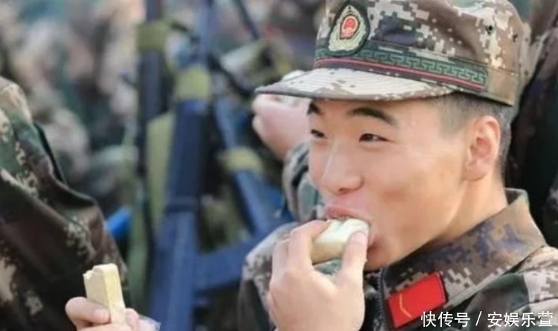 军用压缩饼干真能抗饿48小时？放沸水煮开后，可算知道真相