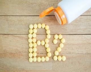 缺乏维生素b2|几块钱一瓶的维生素B2，能对付那么多疾病，家中应该常备