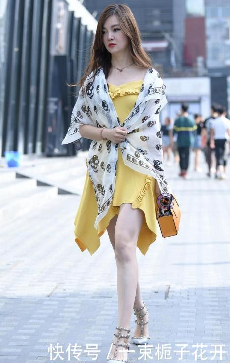 时髦|南方的美女姐姐,露肩连衣裙搭配铆钉高跟鞋,时髦显迷人身材