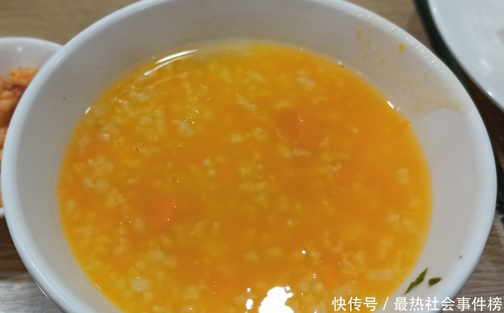 油条|这家卖炒菜的馆子兼修包子馒头豆浆油条，清早生意就在人堆里发酵