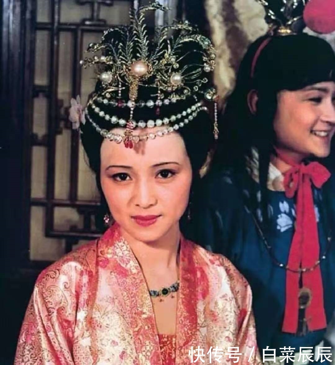 宫花|黛玉原本姓秦？她真正的身份碾压薛宝钗