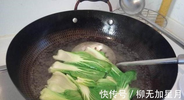 炒青菜时，不能直接下锅炒，牢记4个技巧，好看又好吃，比吃肉香！