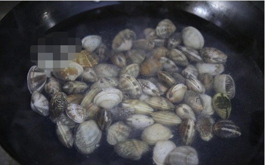 蒸着吃的花蛤更鲜美,几块钱一大盘,夏天就爱这口