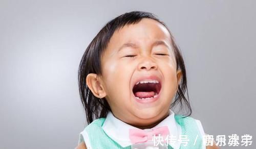 眼药水滴|孩子误拿502胶水滴眼睛,妈妈30秒内的处理办法,医生都夸奖